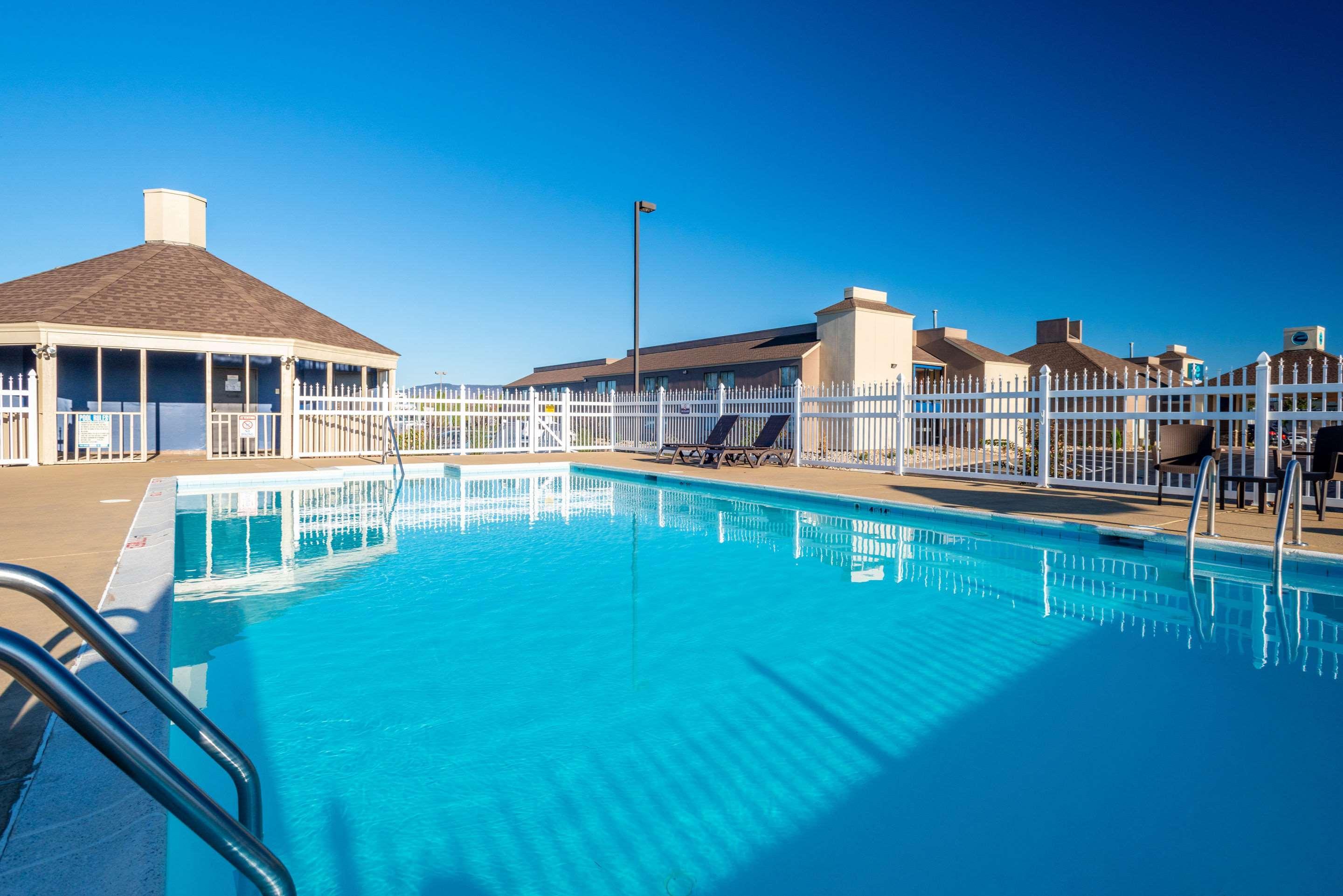Clarion Pointe Harrisonburg Hotel Exterior foto