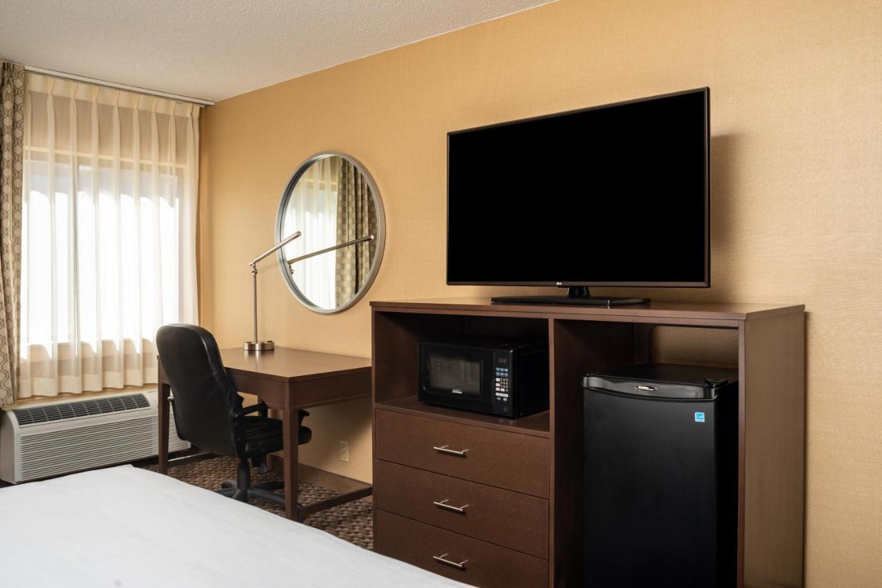 Clarion Pointe Harrisonburg Hotel Exterior foto